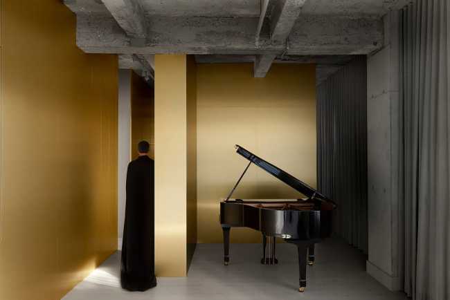 brass walls and concrete ceiling